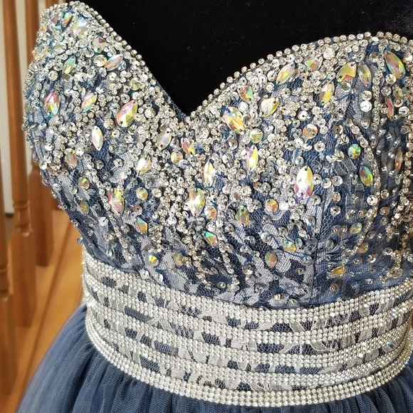 FIESTA Gorgeous beaded corset formal dress!! Size 6 - Picture 4 of 8